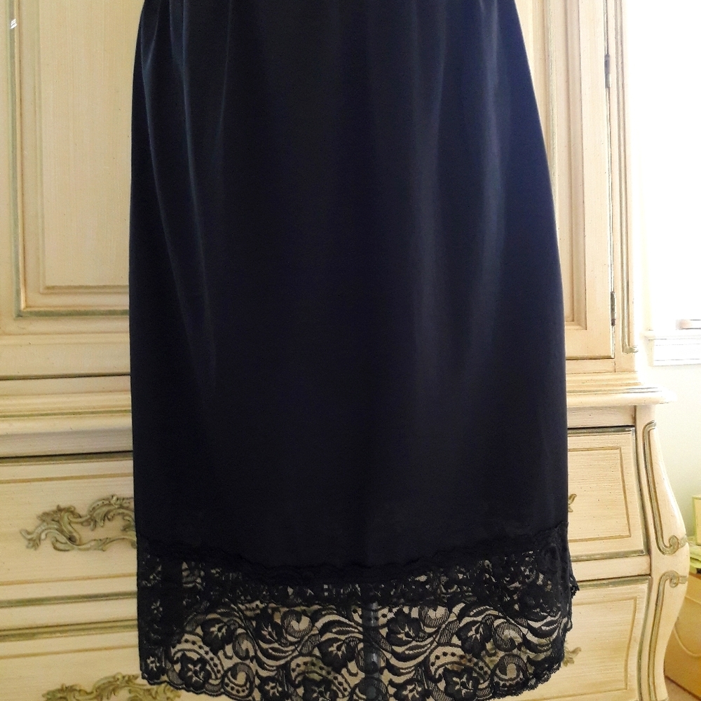 VTG "VANITY FAIR" UNWORN BLACK HALF SLIP! LG